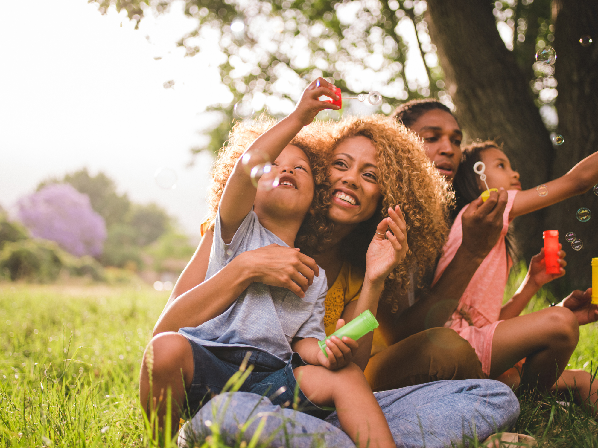 Foto de uma família sorrindo