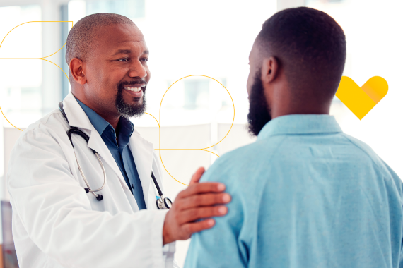 Imagem de um enfermeiro e de um médico sorrindo